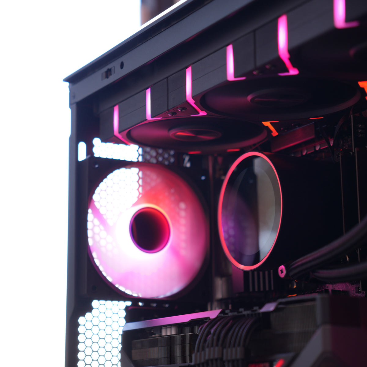 Glitz Four | RTX 5080 16GB + Ryzen 7 9800X3D + 32GB | Ready-to-Go Gaming PC | PC36