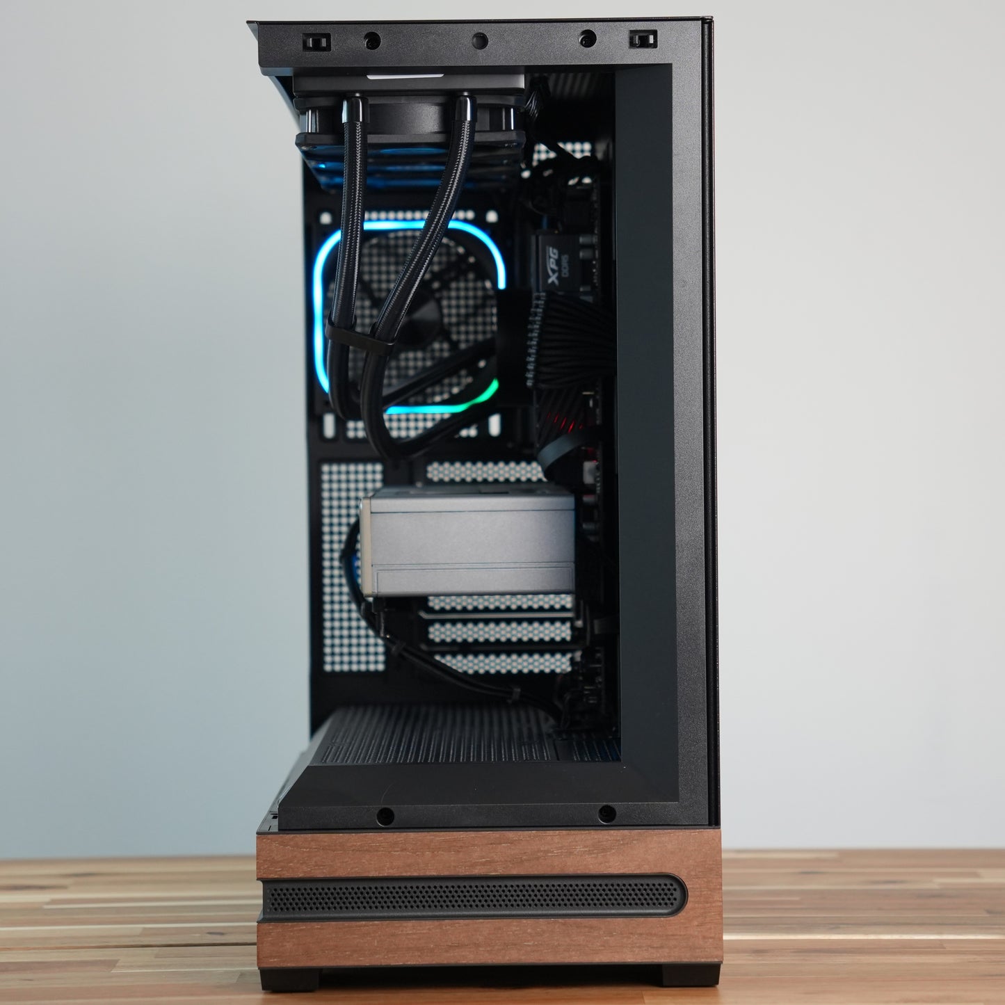 Elegance Vale | Radeon RX 9060 XT 16GB + Ryzen 7 7700 | Ready-to-Go Gaming PC | PC36