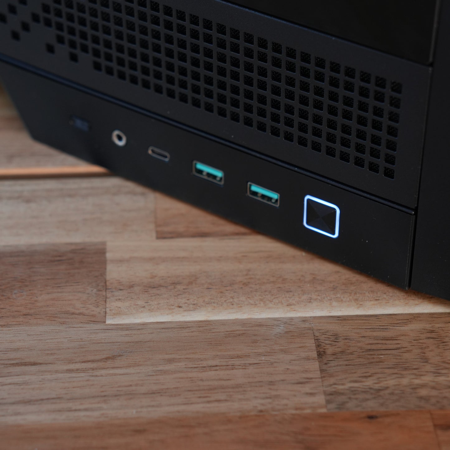Adskille | RX 9070 XT 16GB + Ryzen 7 7700X | Ready-to-Go Gaming PC | PC36