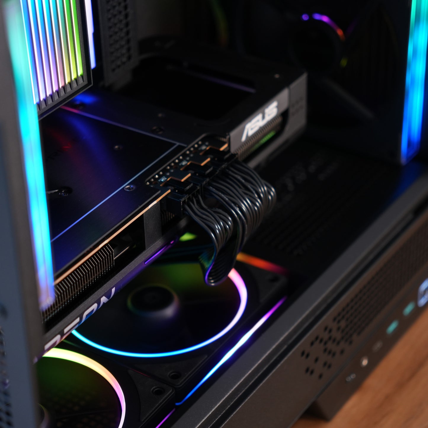 Adskille | RX 9070 XT 16GB + Ryzen 7 7700X | Ready-to-Go Gaming PC | PC36