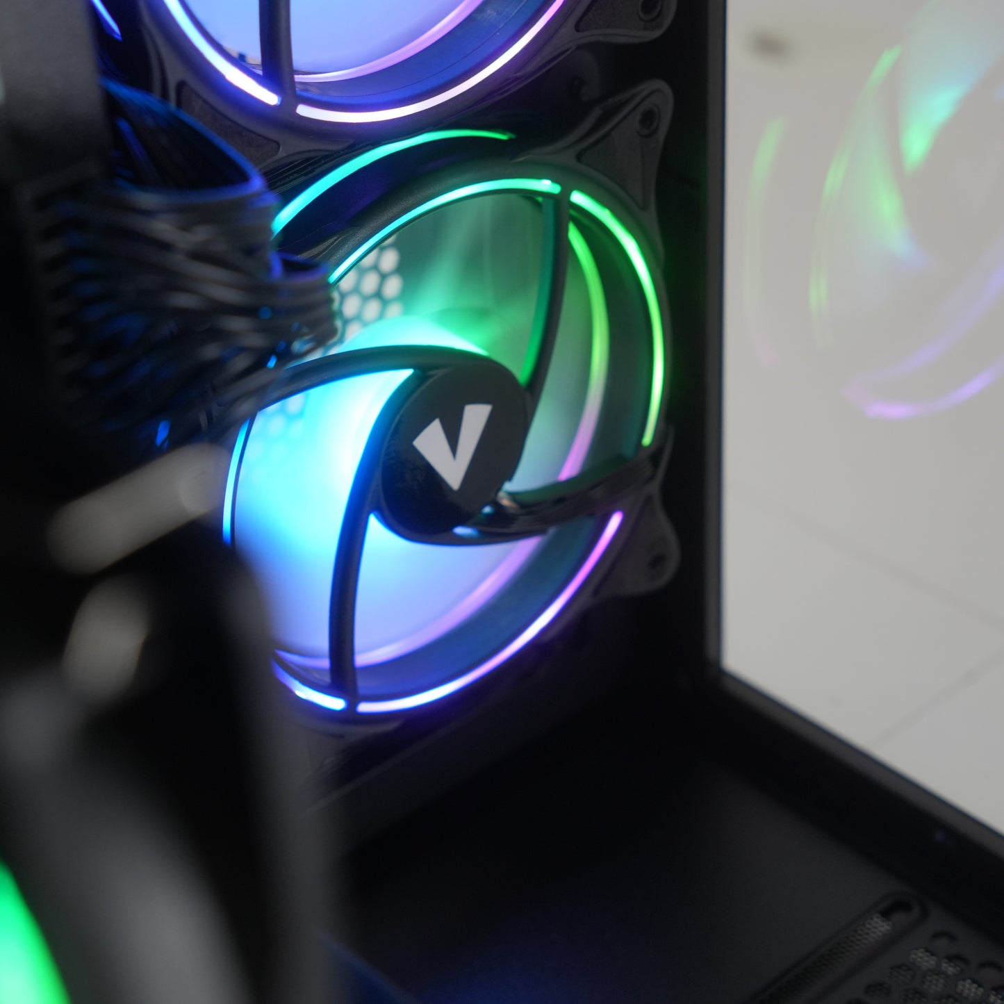 Akira | RX 9060 XT 16GB + Ryzen 5 7500F | Ready-to-Go Gaming PC | PC36