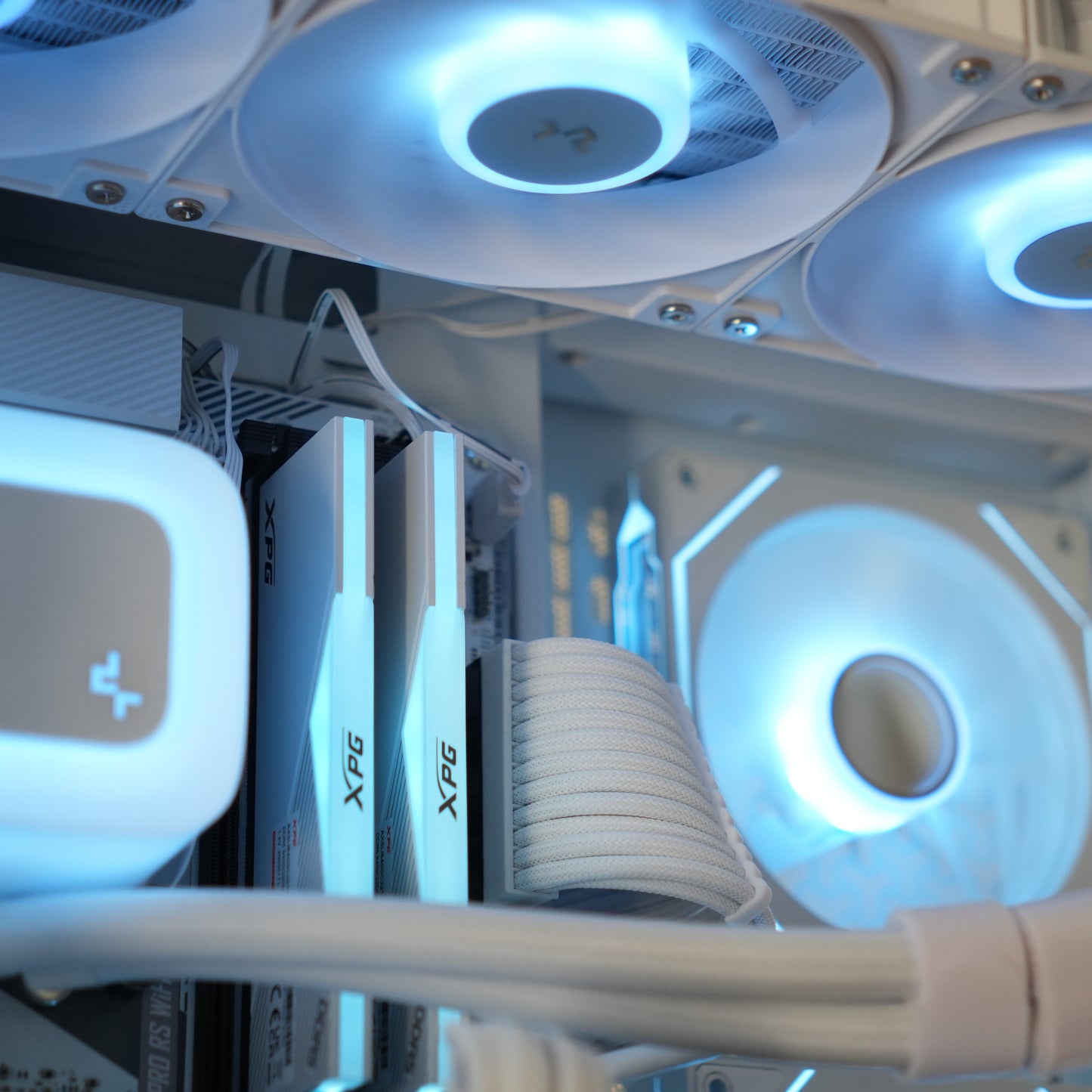 Kraft Fjell | RTX 5060 8GB + Ryzen 5 7500F | Ready-to-Go Gaming and Creator PC | PC36