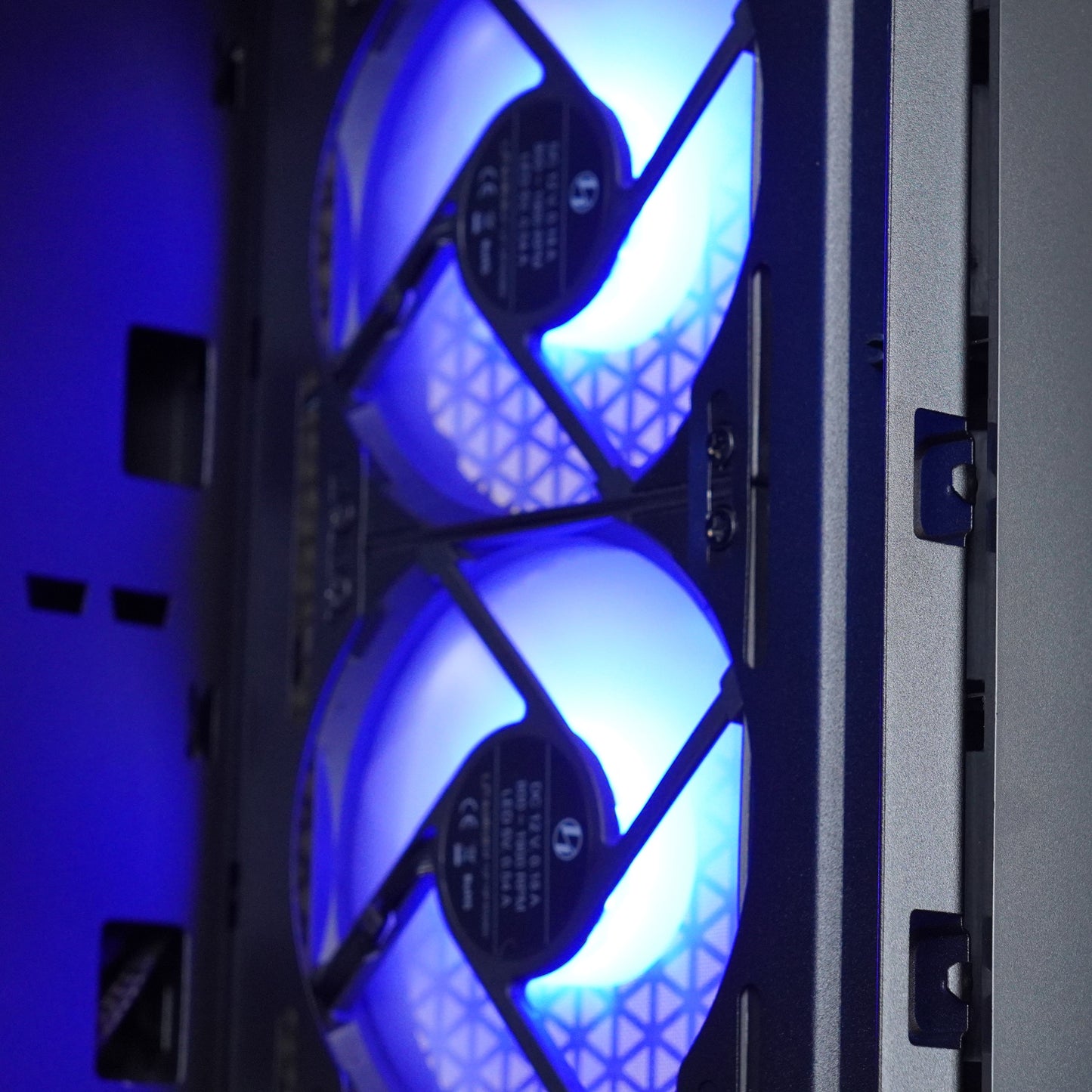 Edge Phantom | RTX 5070 12GB + Ryzen 5 7500F | Ready-to-Go Gaming PC | PC36