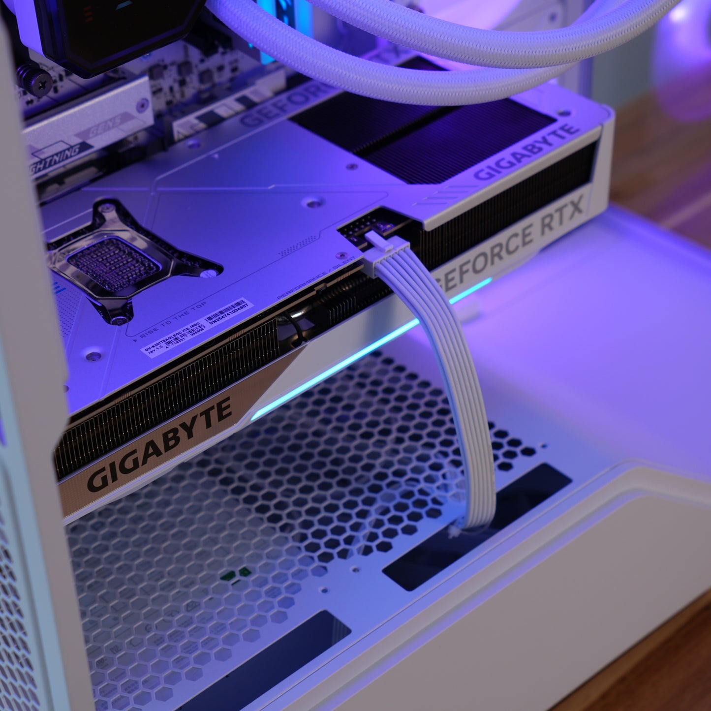 Blanda | RTX 5070 Ti 16GB + Ryzen 7 7800X3D Pure White | Ready-to-Go Gaming PC | PC36