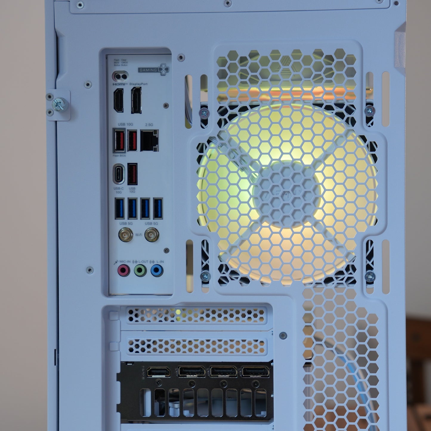 Blanda | RTX 5070 Ti 16GB + Ryzen 7 7800X3D Pure White | Ready-to-Go Gaming PC | PC36