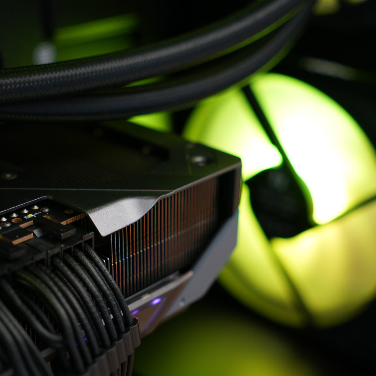Glitz Four | RTX 5080 16GB + Ryzen 7 9800X3D + 32GB | Ready-to-Go Gaming PC | PC36
