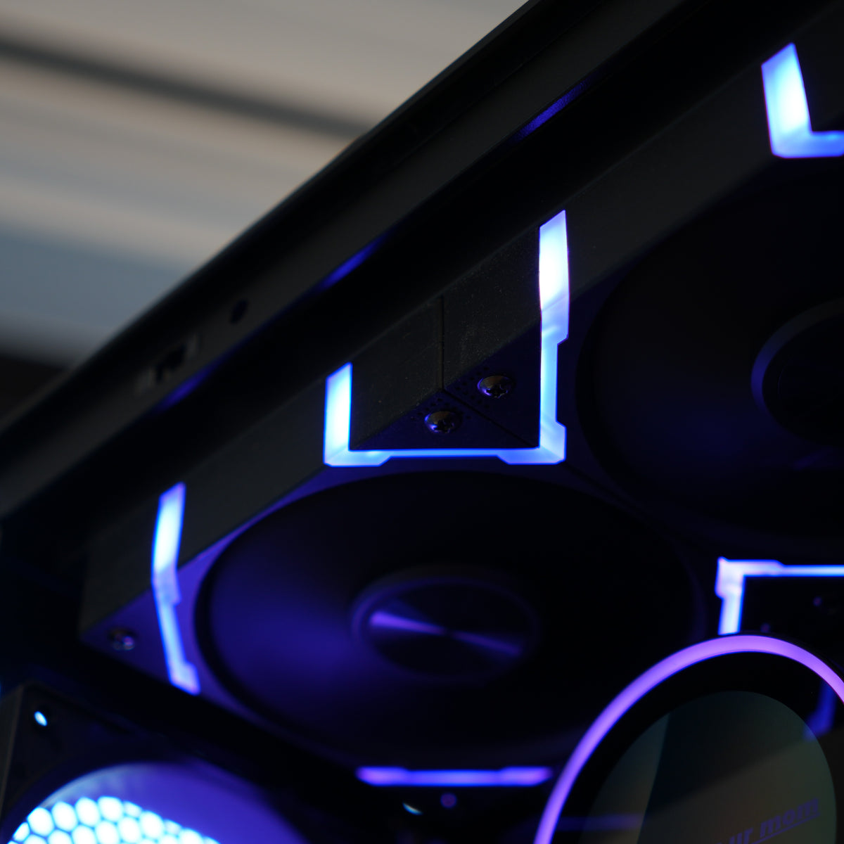 Glitz Four | RTX 5080 16GB + Ryzen 7 9800X3D + 32GB | Ready-to-Go Gaming PC | PC36