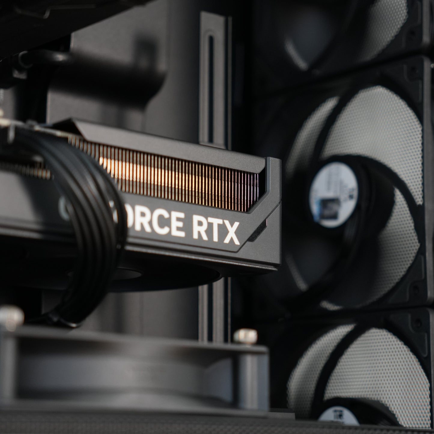 Mørke | No-RGB RTX 5080 16GB + Ryzen 7 9800X3D | Ready-to-Go Gaming PC | PC36