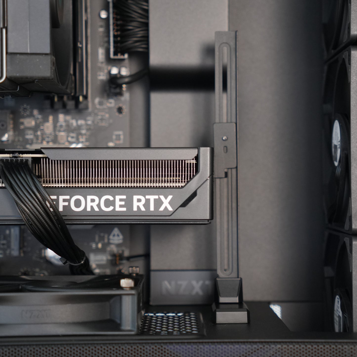 Mørke | No-RGB RTX 5080 16GB + Ryzen 7 9800X3D | Ready-to-Go Gaming PC | PC36