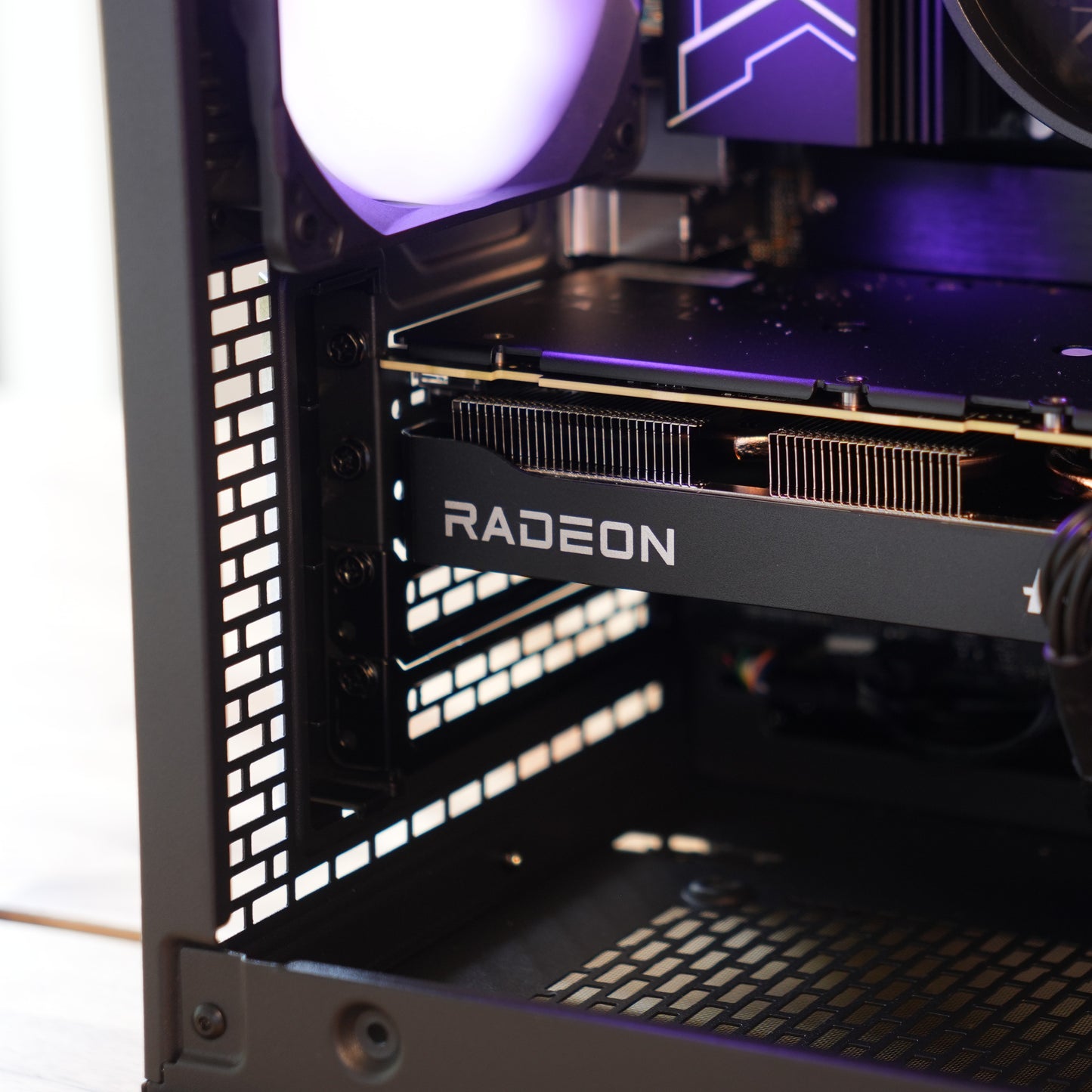 Søke | RX 9060 XT 16GB + Ryzen 5 7500F | Ready-to-Go Gaming PC | PC36