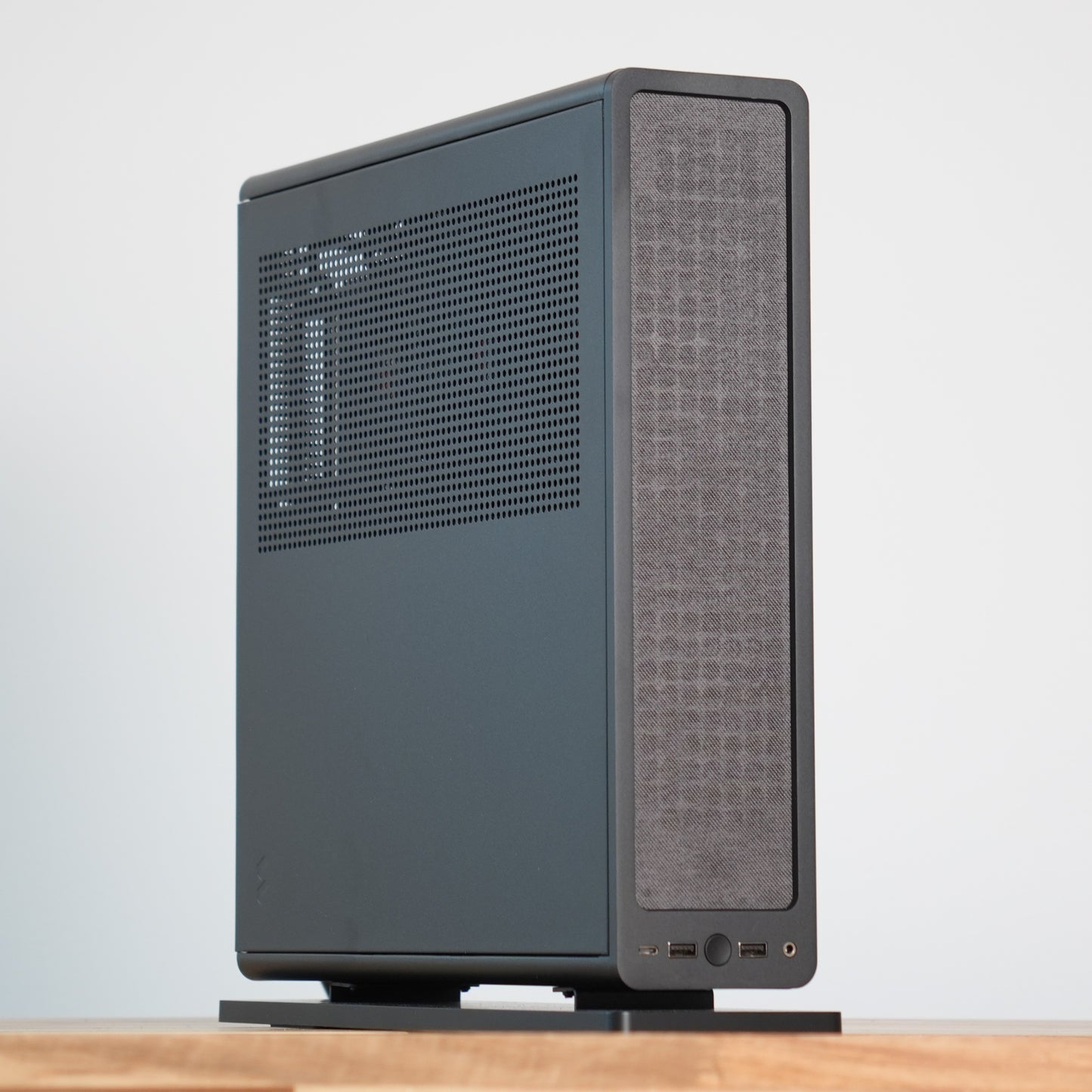 Ridge Two | Radeon RX 9070 16GB + Ryzen 7 7800X3D | Ready-to-Go Gaming PC | PC36