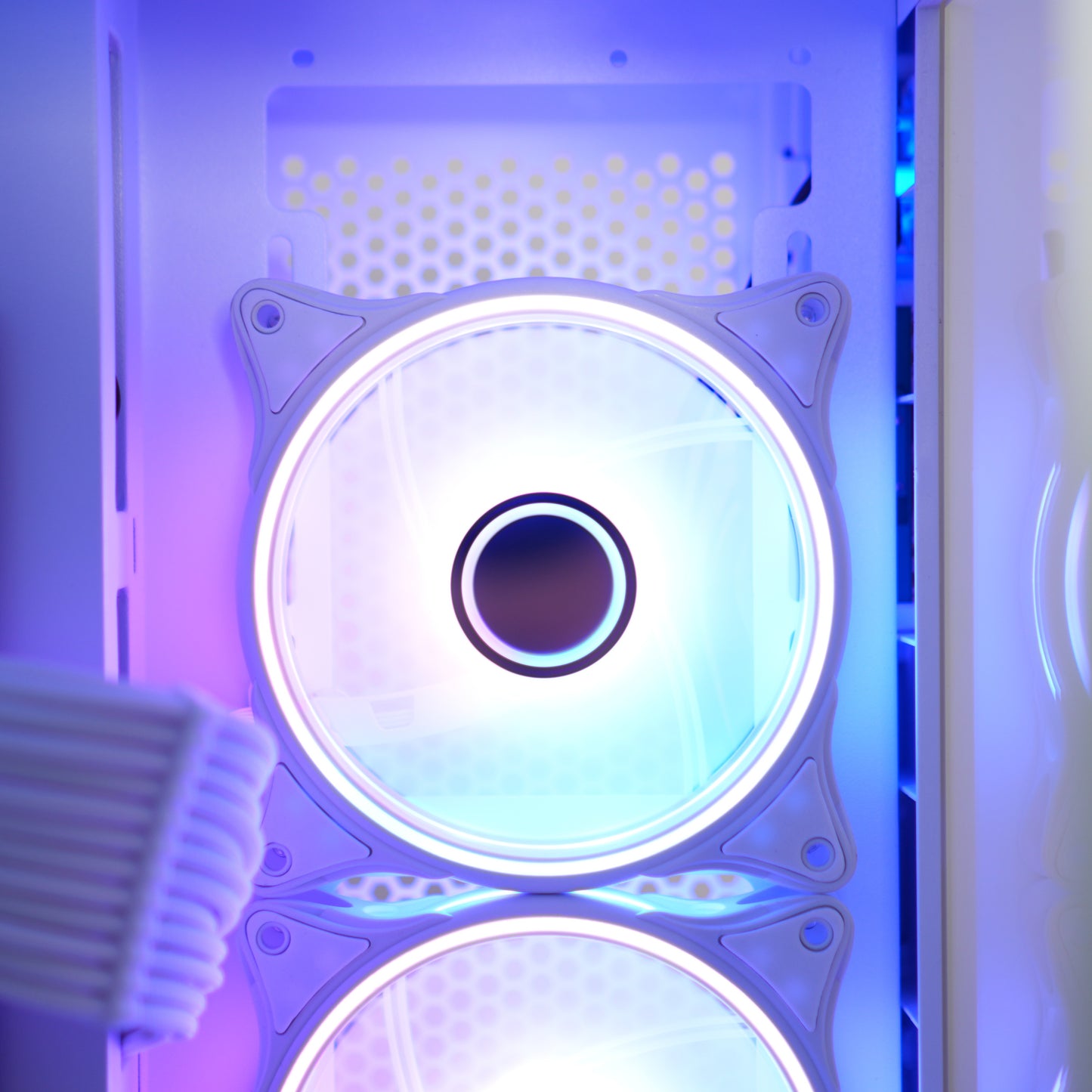 Akira White | RTX 5060 + Ryzen 5 7500F | Ready-to-Go Gaming PC | PC36