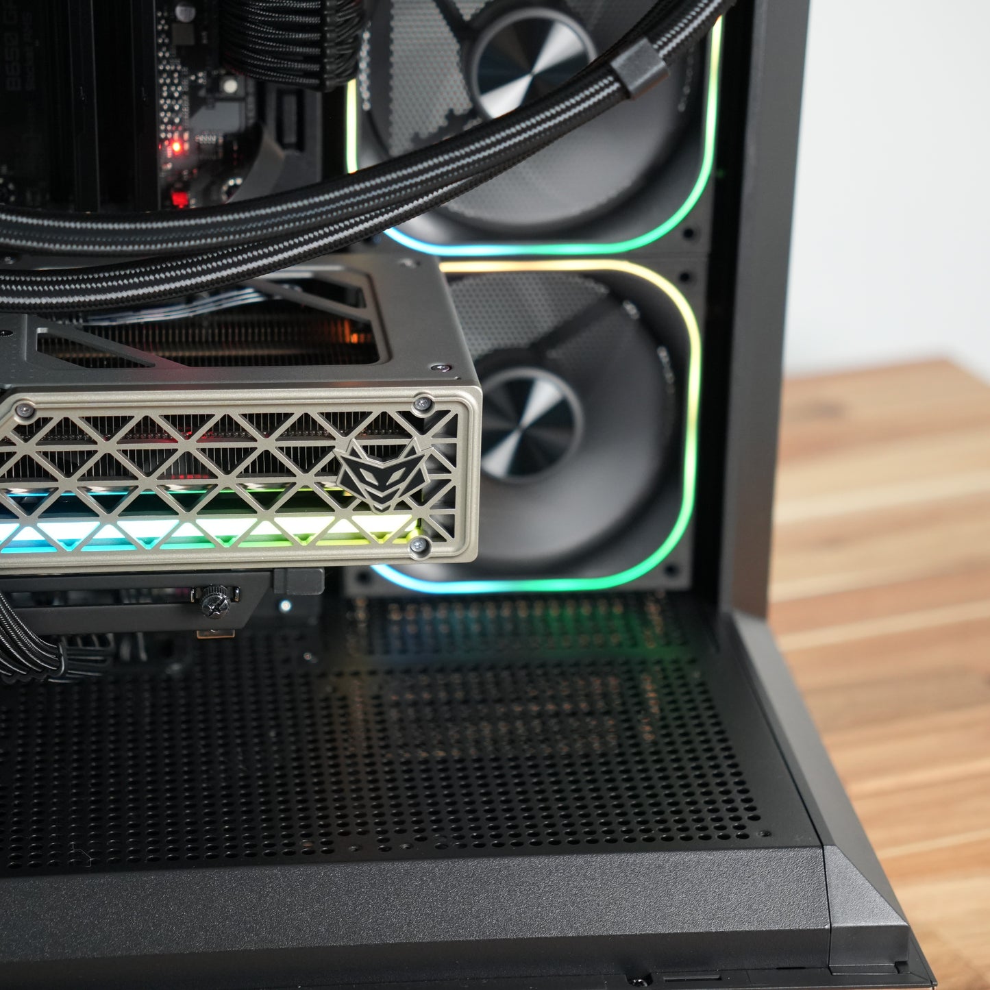 Elegance Vale | Radeon RX 9060 XT 16GB + Ryzen 7 7700 | Ready-to-Go Gaming PC | PC36